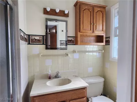 Bath - 144 E 265th St, Euclid, OH 44132 photo 5 of 8