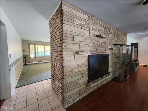 Entry Way - 144 E 265th St, Euclid, OH 44132 photo 2 of 4