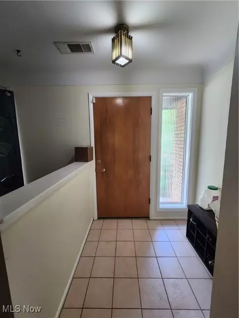 Entry Way - 144 E 265th St, Euclid, OH 44132 photo 1 of 4
