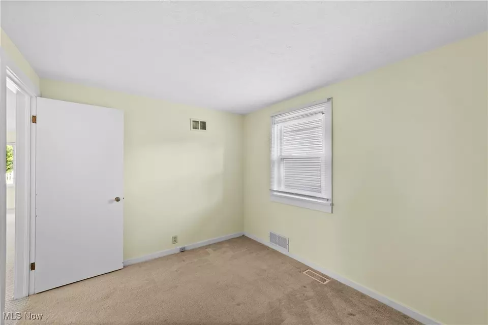 Bedroom - 1007 Westwood Dr, Willoughby, OH 44094 photo 3 of 7