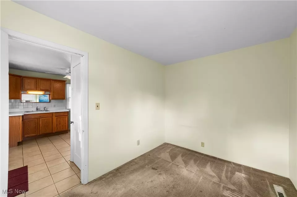 Bedroom - 1007 Westwood Dr, Willoughby, OH 44094 photo 2 of 7