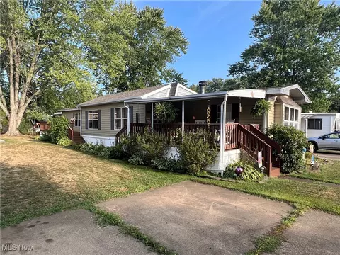 212 Driftwood Dr SE, New Philadelphia, OH 44663