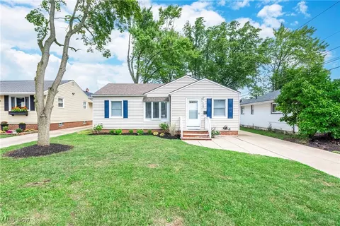 138 The Mall Rd, Berea, OH 44017