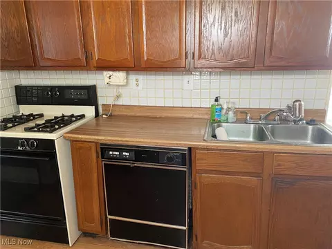 Kitchen - 370 Roosevelt Ave, Elyria, OH 44035 photo 1 of 2