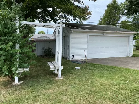 Exterior - 370 Roosevelt Ave, Elyria, OH 44035 photo 6 of 8