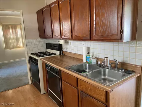 Kitchen - 370 Roosevelt Ave, Elyria, OH 44035 photo 2 of 2