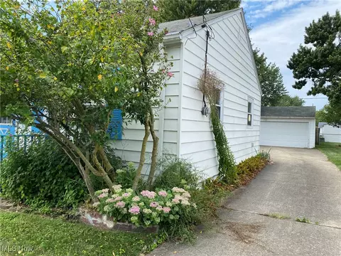 Exterior - 370 Roosevelt Ave, Elyria, OH 44035 photo 4 of 8