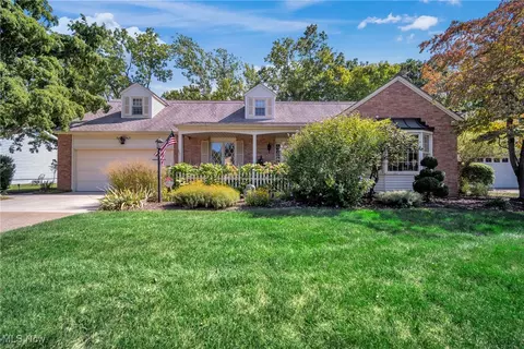 136 Hillcrest Ln, Elyria, OH 44035 photo 1