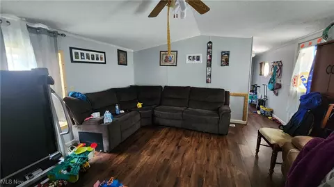 4 Charles Dr, Dover, OH 44622 photo 5