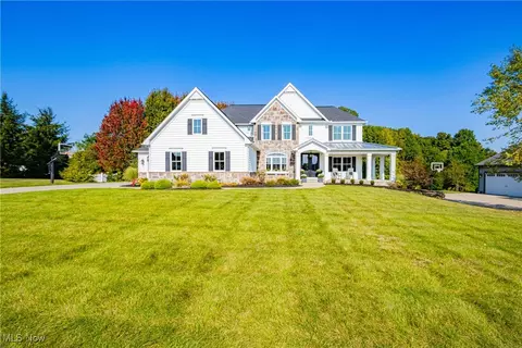 407 Leighfield Ln NE, Hartville, OH 44632