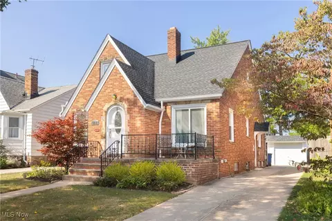 2216 Lewis Dr, Lakewood, OH 44107