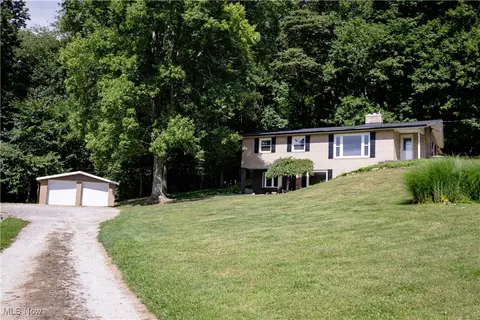 9059 Bachelor Rd NW, Magnolia, OH 44643
