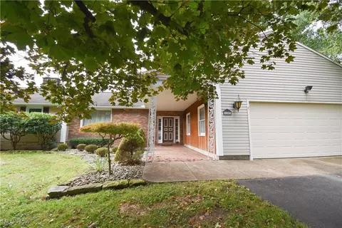1507 Fisher Dr, Hubbard, OH 44425