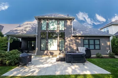 Exterior - 200 Eagle Point Dr, Lyndhurst, OH 44124 photo 3 of 9