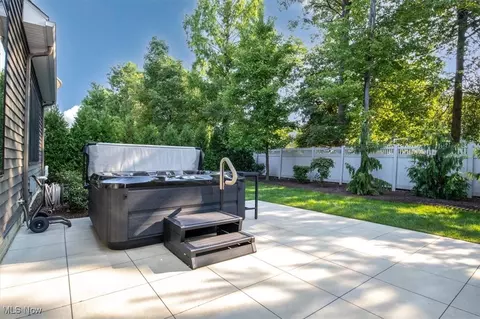 Exterior - 200 Eagle Point Dr, Lyndhurst, OH 44124 photo 6 of 9