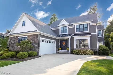 200 Eagle Point Dr, Lyndhurst, OH 44124