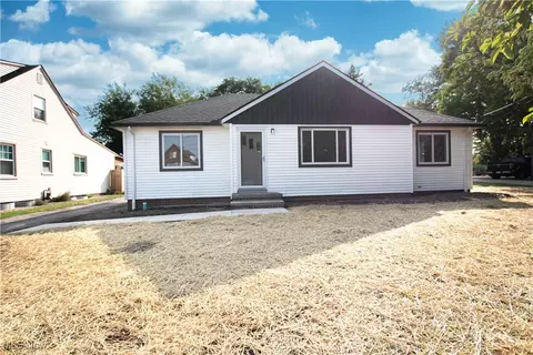 933 W Schaaf Rd, Cleveland, OH 44109