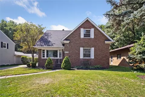 2082 Newcome St, Richmond Heights, OH 44143