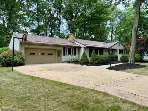 275 Sleepy Hollow Dr, Canfield, OH 44406