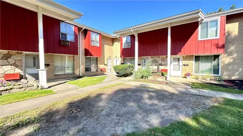 1300 E 276th St #1F, Euclid, OH 44132