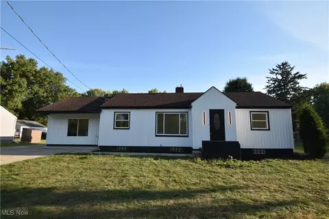 90 W Caston Rd, New Franklin, OH 44319