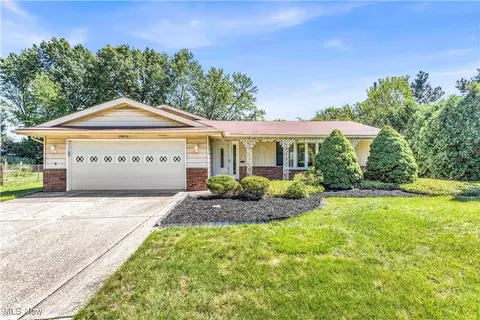 1983 Bromton Dr, Lyndhurst, OH 44124