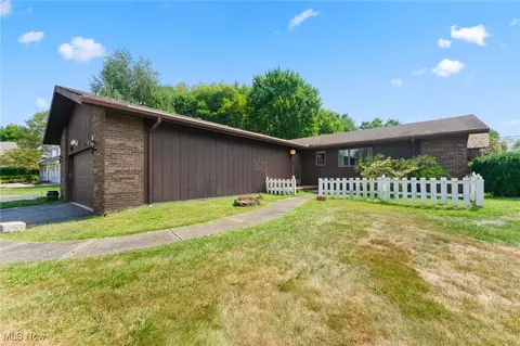 8685 Suncrest Dr, Poland, OH 44514