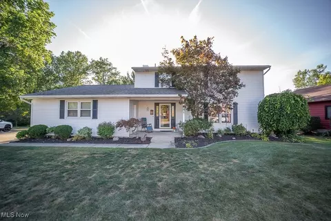 1172 Meadowbrook Dr, Amherst, OH 44001