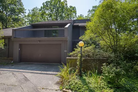1026 Canyon View Rd, Sagamore Hills, OH 44067