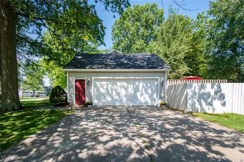 2424 Deerfield Dr, Ashtabula, OH 44004 photo 3