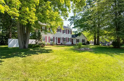 2424 Deerfield Dr, Ashtabula, OH 44004 photo 2