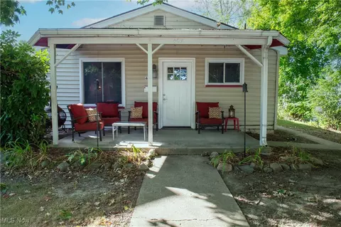 409 W Park Ave, Columbiana, OH 44408