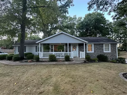 625 Woodland St SW, Hartville, OH 44632