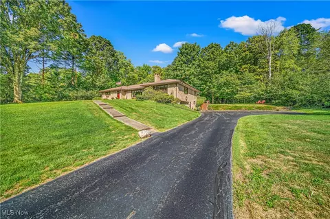 7032 Deepwood Dr, Chagrin Falls, OH 44022