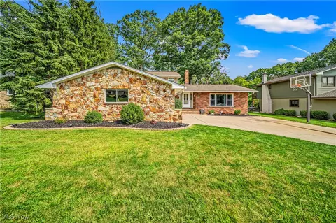 3003 Pasadena Dr, Seven Hills, OH 44131
