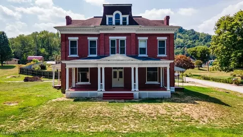 21 Hillview Dr, Wellsburg, WV 26070
