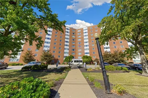 11850 Edgewater Dr #908, Lakewood, OH 44107