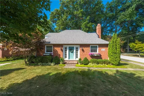 318 Bradley Rd, Bay Village, OH 44140