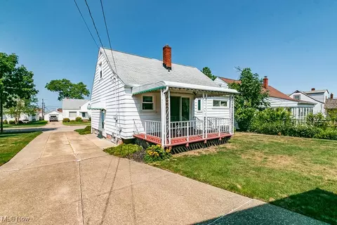 28746 Hazel Ave, Wickliffe, OH 44092 photo 2