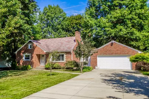1215 Easton St NE, Canton, OH 44721