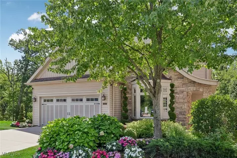 5240 River Trl, Lyndhurst, OH 44124