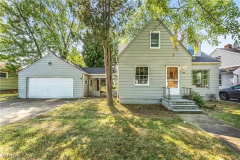 9519 Pinegrove Ave, Cleveland, OH 44129