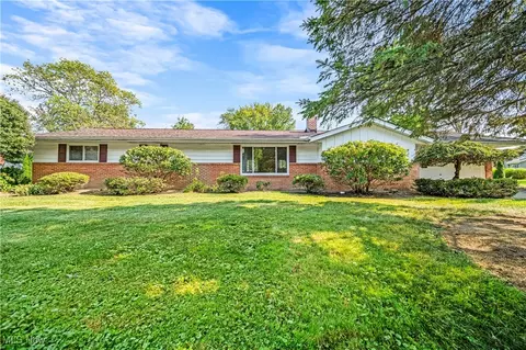 657 Meadowood Dr, Mayfield Village, OH 44143