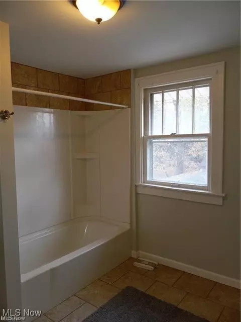 Bath - 962 Stadelman Ave, Akron, OH 44320 photo 2 of 2