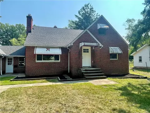 Exterior - 6447 Crossview Rd, Seven Hills, OH 44131 photo 2 of 4