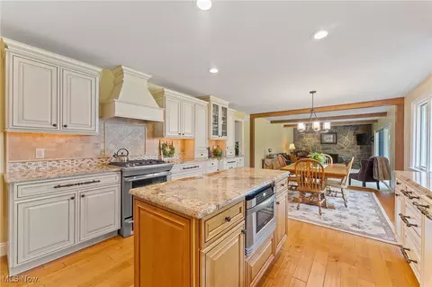 Kitchen - 93 Rockyledge Dr, Struthers, OH 44471 photo 2 of 4