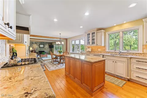 Kitchen - 93 Rockyledge Dr, Struthers, OH 44471 photo 1 of 4
