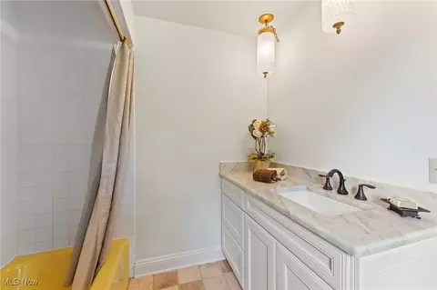 Bath - 93 Rockyledge Dr, Struthers, OH 44471 photo 2 of 5