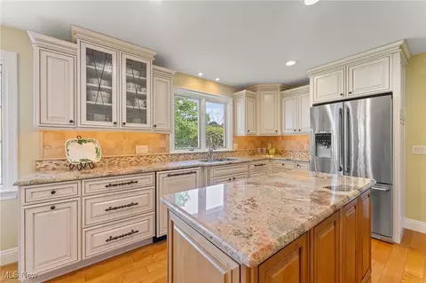 Kitchen - 93 Rockyledge Dr, Struthers, OH 44471 photo 4 of 4