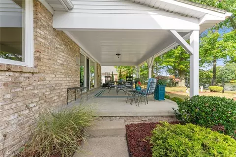Exterior - 93 Rockyledge Dr, Struthers, OH 44471 photo 4 of 10